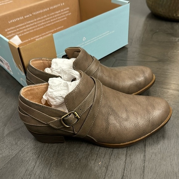 LifeStride Women's Adley Ankle Bootie (WIDE) - Picture 5 of 7